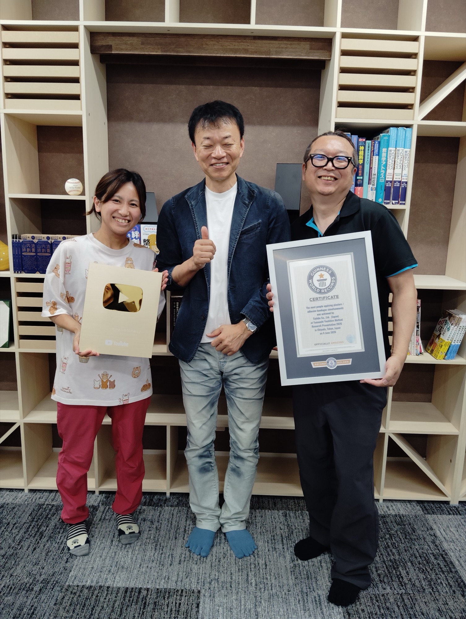山内義弘先生とギネス世界記録認定・YouTube金の盾を掲げて記念撮影する様子